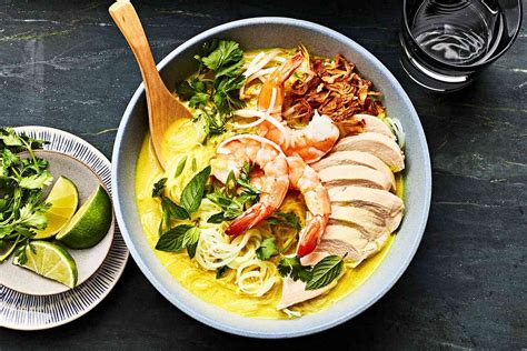  Laksa Johor - En Sprisande och Smakrik Fusion av Kycklingbuljong och Kokosmjölk!