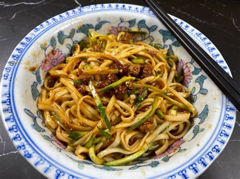  Dalian Zha Jiang Mian – En Krämig Umami-Boost Med Svidande Chilisås!