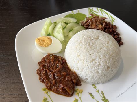  Nasi Lemak: En Krämig Kokosfest Med Sält & Syrliga Toner Som Exploderar I Munnen!