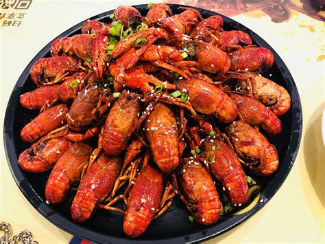  Spicy Crayfish With A Zing:  Upplever du den doftande glöden av Sichuanpeppar blandat med det friska kretsloppet av citronmeliss?