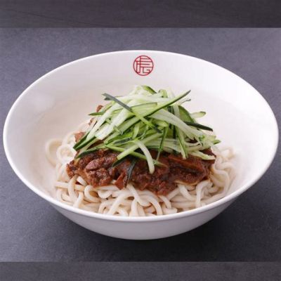  Tangshan Zhajiang Mian: En Kreativ Fusion Av Hårdbryta Smaksensationer Och Silkesmjuk Textur!